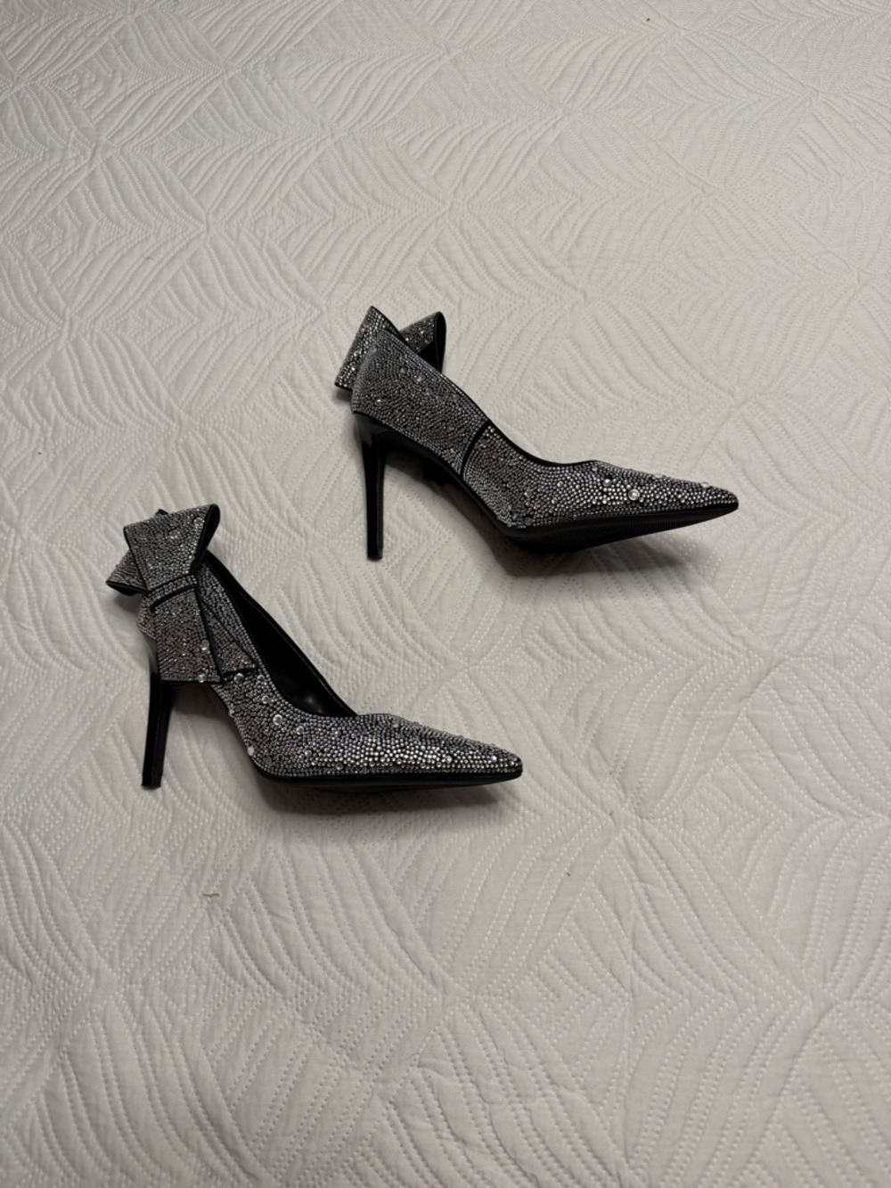 INC International Concepts Women’s Rhinestone Bow Stiletto Heel. Size 8 - Picture 4 of 8